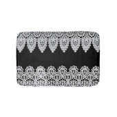 Weiße Spitze bildet eine empfindliche Grenze gegen Badematte (Vorderseite)