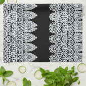 Weiße Spitze bildet eine empfindliche Grenze gegen Geschirrtuch (Gefaltet)