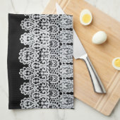 Weiße Spitze bildet eine empfindliche Grenze gegen Geschirrtuch (Viertel Falte)