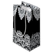 Weiße Spitze bildet eine empfindliche Grenze gegen Kleine Geschenktüte (Vorderseite Schrägansicht)