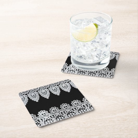 Weiße Spitze bildet eine empfindliche Grenze gegen Rechteckiger Pappuntersetzer (Vor Ort)