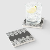 Weiße Spitze bildet eine empfindliche Grenze gegen Steinuntersetzer (Seitenansicht)