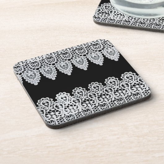 Weiße Spitze bildet eine empfindliche Grenze gegen Untersetzer (Linke Seite)