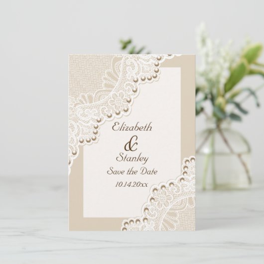 Weiße Spitze mit Perlen Hochzeit Save the Date (Stehend Vorderseite)