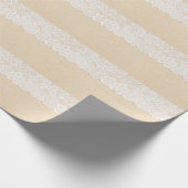 Weiße Spitze über Stoffdesign. Geschenkpapier (Ecke)