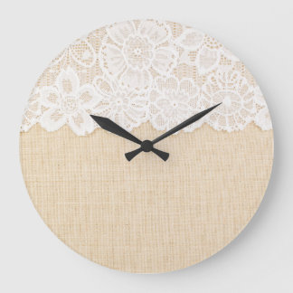 Weiße Spitze über Stoffdesign. Große Wanduhr
