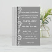 Weiße Spitze und graue rustikale Holzhochzeit Einladung (Stehend Vorderseite)