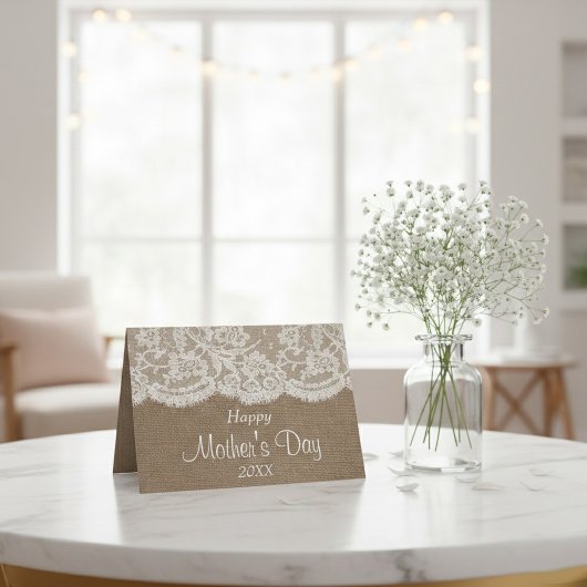 Weiße Spitzen am rustikalen Burlap Happy Mother Da Karte