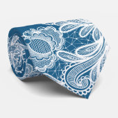 Weiße Spitzen auf blau Krawatte (Gerollt)