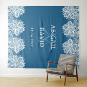 Weiße Spitzen auf blauem Hochzeitshintergrund Wandteppich (Beispiel (Horizontal))