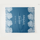 Weiße Spitzen auf blauem Hochzeitshintergrund Wandteppich (Vorderseite (Horizontal))