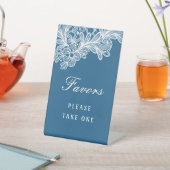 Weiße Spitzen auf blauen Favoriten Sockelschild (In SItu)