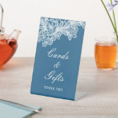 Weiße Spitzen auf blauen Karten und Geschenken Sockelschild (In SItu)