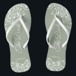 Weiße Spitzen auf dem Sage Green The Bride Elegant Badesandalen<br><div class="desc">Tanzen Sie die Nacht mit diesen schönen Hochzeitsflip-Flops. Sie sind für die Braut konzipiert und zeichnen sich durch ein schlichtes und dennoch elegantes Design aus. extravagante Schriftzeichen auf grünem Hintergrund, weiße Spitzen-Gürtel und Wirbel. Eine schöne Art, extravagant und angemessen bleibe, während Sie Ihren Füßen eine Pause nach einem langen Tag....</div>