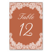 Weiße Spitzen auf der Terracotta-Tischnummer Tischnummer (Rückseite)