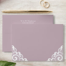 Weiße Spitzen auf Light Mauve