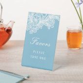 Weiße Spitzen auf pastellblauen Favoriten Sockelschild (In SItu)