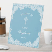 Weiße Spitzen auf Pastellblauer Taufe Willkommen Sockelschild (In Situ)