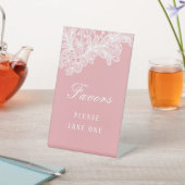 Weiße Spitzen auf rosa Favoriten Sockelschild (In SItu)