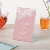 Weiße Spitzen auf rosa Karten und Geschenke Sockelschild (In SItu)
