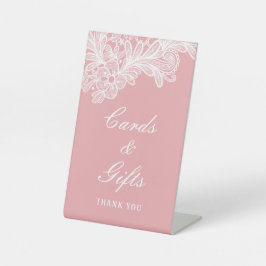 Weiße Spitzen auf rosa Karten und Geschenke Sockelschild