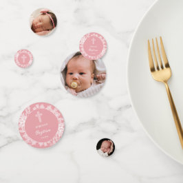 Weiße Spitzen auf rosa Tauftisch Konfetti