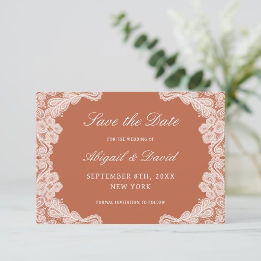 Weiße Spitzen auf Terracotta Hochzeit retten Datum Save The Date (Stehend Vorderseite)