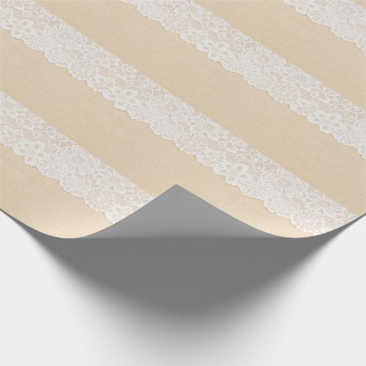 Weiße Spitzen über Stoffdesign. Geschenkpapier (Ecke)