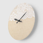 Weiße Spitzen über Stoffdesign. Große Wanduhr (Winkel)