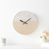 Weiße Spitzen über Stoffdesign. Große Wanduhr (Zuhause)