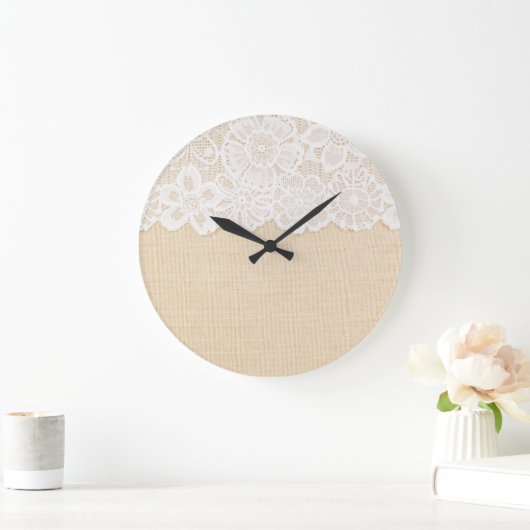 Weiße Spitzen über Stoffdesign. Große Wanduhr (Zuhause)
