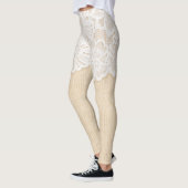 Weiße Spitzen über Stoffdesign. Leggings (Links)