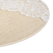 Weiße Spitzen über Stoffdesign. Schneidebrett (Ecke)