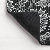Weiße Spitzenteile auf schwarz Mousepad (Ecke)