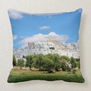 Weiße Stadt Ostuni mit Olivenbäumen, Puglia-Kiss Kissen