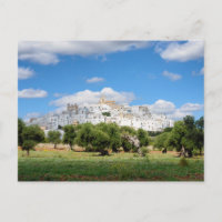 Weiße Stadt Ostuni und Olivenbäume, Apulien Postka