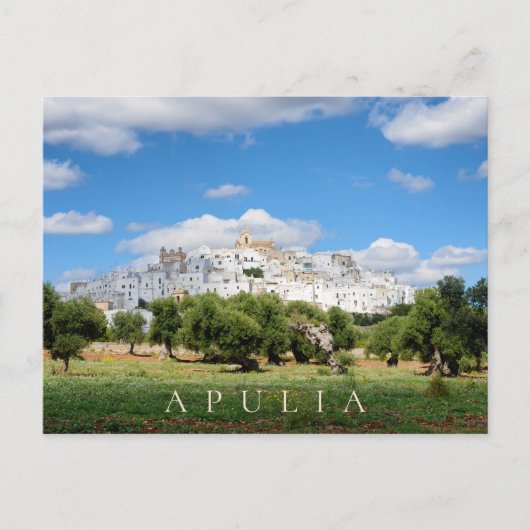 Weiße Stadt Ostuni und Olivenbäume in Apulien Postkarte (Vorderseite)