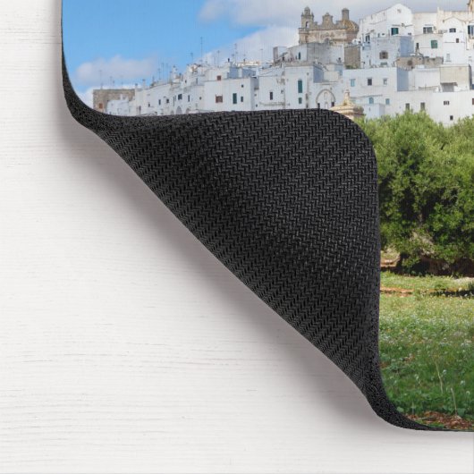 Weiße Stadt Ostuni und Olivenbäume, Puglia Mousepad (Ecke)