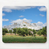 Weiße Stadt Ostuni und Olivenbäume, Puglia Mousepad (Vorne)