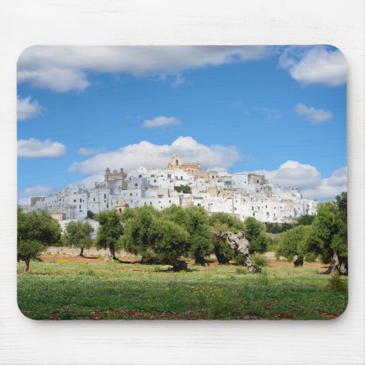 Weiße Stadt Ostuni und Olivenbäume, Puglia Mousepad (Vorne)