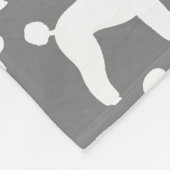 Weiße Standard Poodle Silhouette Muster Grau Fleecedecke (Ecke)