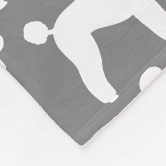 Weiße Standard Poodle Silhouette Muster Grau Fleecedecke (Ecke)