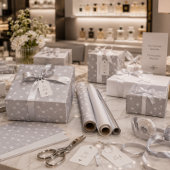 Weiße Sterne auf weichem Grau Geschenkpapier