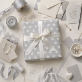 Weiße Sterne auf weichem Grau Geschenkpapier