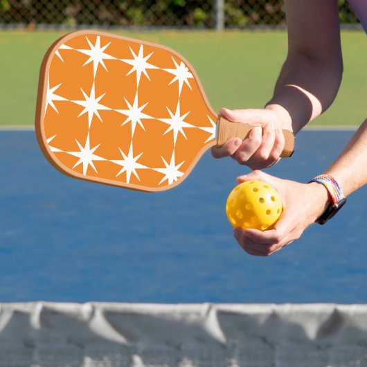 Weiße Sterne mit orangefarbenem Hintergrund - Pers Pickleball Schläger (InSitu)
