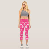 Weiße Sterne und Sterne über rosa Hintergrundmuste Capri Leggings (Vorderseite)