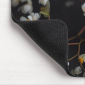Weiße stimmungsvolle Blumen auf dunklem Hintergrun Mousepad (Ecke)