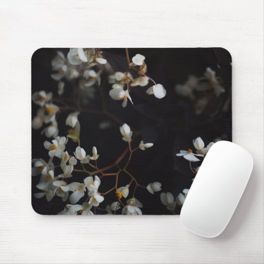 Weiße stimmungsvolle Blumen auf dunklem Hintergrun Mousepad (Mit Mouse)