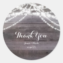 Weiße Streichlichter und rustikale Holzfavoriten