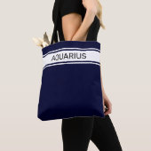 Weiße Streifen und Aquarius-Text auf marineblau Tasche (Von Nahem)